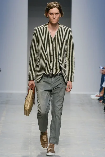 Look 10